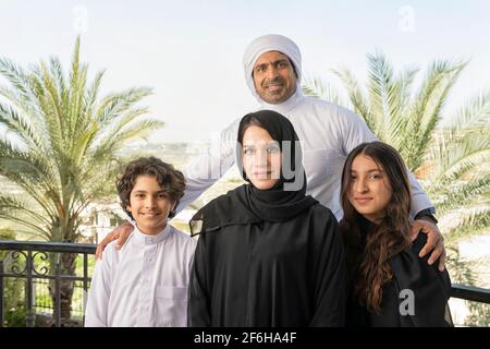 Famiglia araba che si gode del tempo in giardino Foto Stock