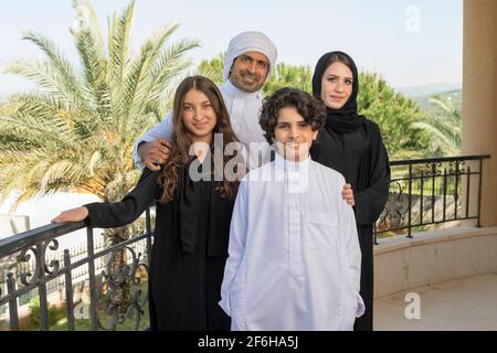 Famiglia araba che si gode del tempo in giardino Foto Stock