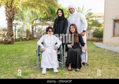 Famiglia araba che si gode del tempo in giardino Foto Stock