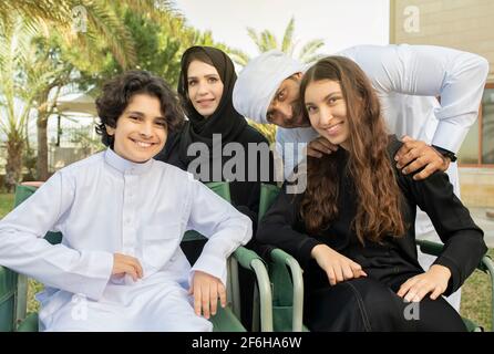 Famiglia araba che si gode del tempo in giardino Foto Stock