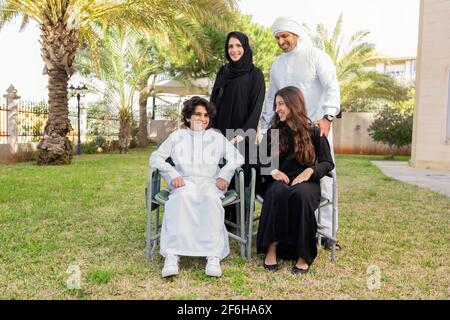 Famiglia araba che si gode del tempo in giardino Foto Stock