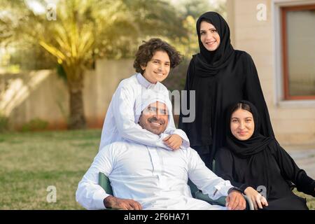 Famiglia araba che si gode del tempo in giardino Foto Stock