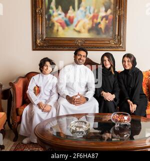 Arabo felice famiglia di vivere i momenti a casa Foto Stock