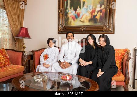 Arabo felice famiglia di vivere i momenti a casa Foto Stock