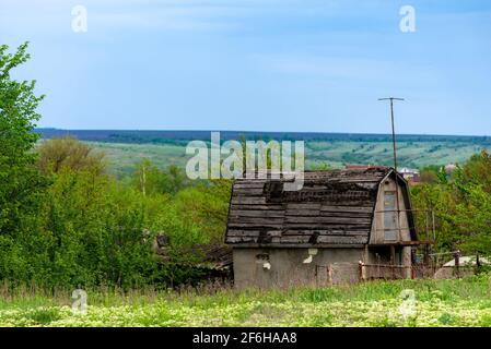 Abbandonato e rovinato pietra e fienile rustico in legno. Foto Stock