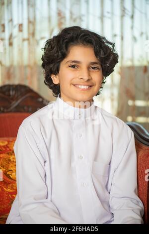 Ragazzo arabo sorridente a casa Foto Stock