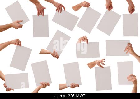 Set di mani in posizioni diverse che tengono un foglio bianco a4 con sfondo bianco isolato. Foto Stock