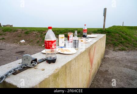 Brighton UK 30 marzo 2021 - i resti di un barbecue notturno e di una festa lasciato sul luogo di bellezza Devils Dyke vicino a Brighton come il sole cerca di bruciare la nebbia di mattina presto: Credit Simon Dack / Alamy Live News Foto Stock