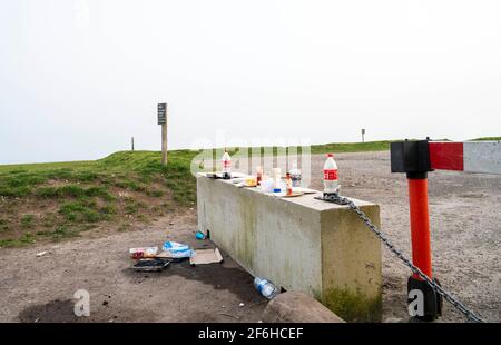 Brighton UK 30 marzo 2021 - i resti di un barbecue notturno e di una festa lasciato sul luogo di bellezza Devils Dyke vicino a Brighton come il sole cerca di bruciare la nebbia di mattina presto: Credit Simon Dack / Alamy Live News Foto Stock