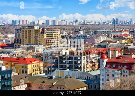 Costruzione di un nuovo edificio residenziale a più piani nella parte vecchia della città di Kiev sullo sfondo del paesaggio della città. Foto Stock