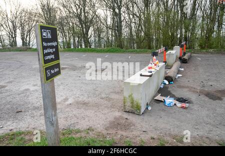 Brighton UK 30 marzo 2021 - i resti di un barbecue notturno e di una festa lasciato sul luogo di bellezza Devils Dyke vicino a Brighton come il sole cerca di bruciare la nebbia di mattina presto: Credit Simon Dack / Alamy Live News Foto Stock