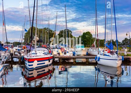 barche a vela ormeggiate su un molo calma mattina presto. vacanze estive in barca a vela. Foto Stock