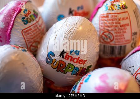 Uova di cioccolato Kinder a sorpresa avvolte in lamina colorata Foto Stock