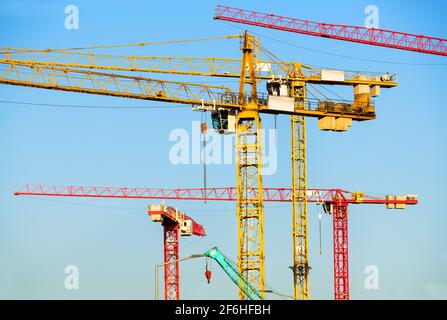 Gru sul grande cantiere, è in corso la costruzione di un nuovo distretto. Grande costruzione progetto. Investimento immobiliare Foto Stock