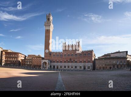 Siena, Piazza del campo, Torre del Mangia e Palazzo pubblico. Toscana, Italia. Foto Stock