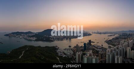 Tramonto mozzafiato sulla vetta del Diavolo a Kowloon con l'isola di Hong Kong attraverso il porto Victoria a Hong Kong SAR, Cina Foto Stock