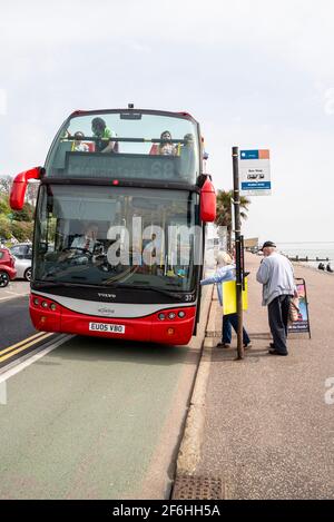 Coppia senior a bordo di un autobus a Southend on Sea, Essex, Regno Unito. Ensignbus Open TOP Seaside percorso speciale autobus. Fermata dell'autobus sul lungomare Foto Stock