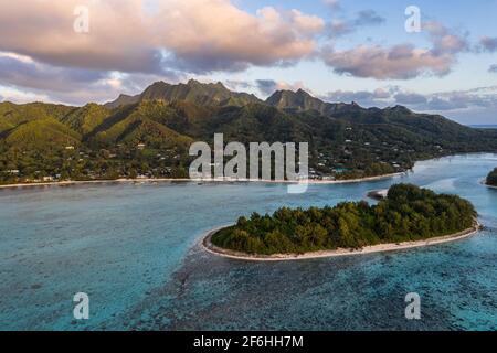 Vista aerea dell'alba sulla spettacolare laguna di Muri e spiaggia di Isola di Rarotonga nelle isole Cook, Sud Pacifico Foto Stock