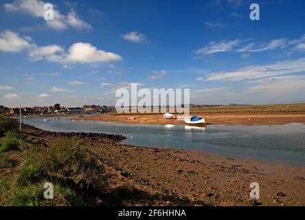 Una vista di Overy Creek dal Norfolk Coast Path a North Norfolk verso Burnham Overy Staithe, Norfolk, Inghilterra, Regno Unito. Foto Stock