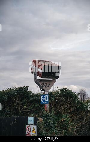 Isleworth, Londra | UK - 2021.03.27: Vecchi schermi abbandonati alla stazione ferroviaria di Syon Lane. TFL Foto Stock