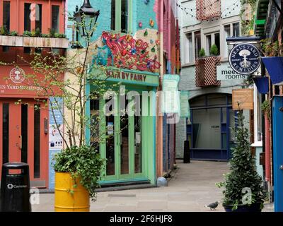 Cantiere di Neal a Covent Garden un vicolo con negozi colorati e una destinazione turistica Foto Stock