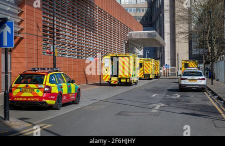 Ambulanze d'emergenza che aspettano al lato del Royal London Hospital nella parte orientale di Londra. Foto Stock