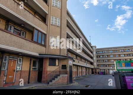 Una tenuta del consiglio di amministrazione di alloggiamento sociale nell'estremità orientale di Londra. Foto Stock