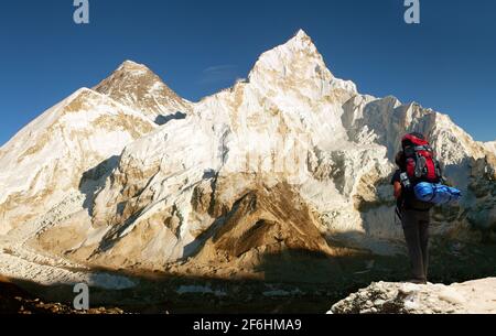 Vista panoramica del Monte Everest con il bel cielo, turistico e Ghiacciaio Khumbu da Kala Patthar - valle Khumbu - Nepal Foto Stock