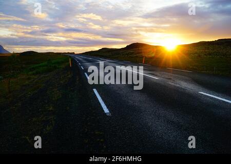 Strade vuote al tramonto con incredibile luce del sole che scende, Islanda Foto Stock