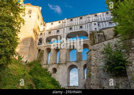 CESKY KRUMLOV, REPUBBLICA CECA, 1 AGOSTO 2020: Il ponte del castello Foto Stock