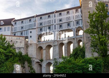 CESKY KRUMLOV, REPUBBLICA CECA, 1 AGOSTO 2020: Il ponte del castello Foto Stock