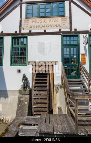 CESKY KRUMLOV, REPUBBLICA CECA, 1 AGOSTO 2020: Bar storico in centro Foto Stock