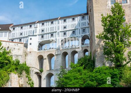 CESKY KRUMLOV, REPUBBLICA CECA, 1 AGOSTO 2020: Il ponte del castello Foto Stock