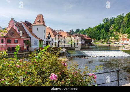 CESKY KRUMLOV, REPUBBLICA CECA, 1 AGOSTO 2020: Vista sul fiume Foto Stock