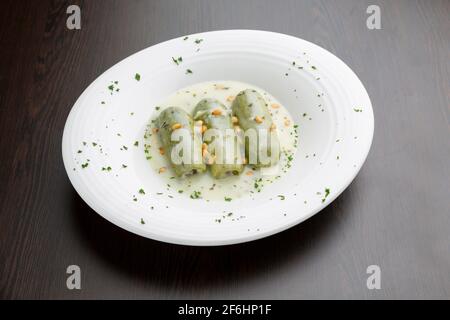 Zucchine in salsa di yogurt cibo tipico Arabo Islam Medio Oriente Foto Stock