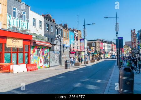 LONDRA, Regno Unito - MARZO 29 2021: Vista di Camden High Street con una fila di negozi a Camden Town - un famoso quartiere della Londra nord-occidentale e uno dei più Foto Stock