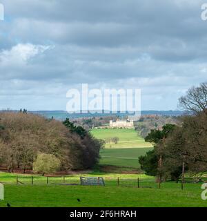Vista attraverso il paesaggio del parco progettato da Capability Brown verso Harewood House nel West Yorkshire Foto Stock