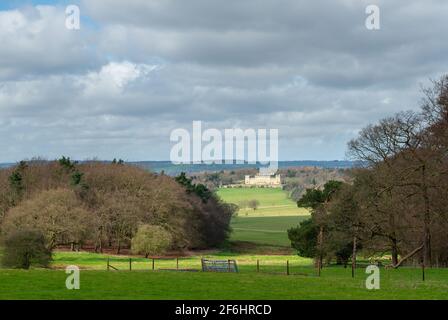 Vista attraverso il paesaggio del parco progettato da Capability Brown verso Harewood House nel West Yorkshire Foto Stock