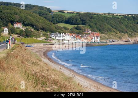 Bella vista estiva del mare, baia, spiaggia e villaggio di vacanza mare di Sandsend nel Nord Yorkshire Foto Stock