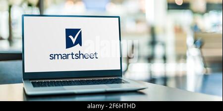 POZNAN, POL - 6 FEB 2021: Computer portatile con logo Smartsheet, un software come servizio (SaaS) che offre per la collaborazione e la gestione del lavoro Foto Stock