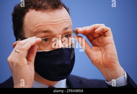 Berlino, Germania. 01 Aprile 2021. Jens Spahn (CDU), Ministro federale della sanità, regola i suoi occhiali dopo la sua conferenza stampa sul lancio della vaccinazione nelle pratiche del GP. Credit: Michael Kappeler/dpa/Alamy Live News Foto Stock