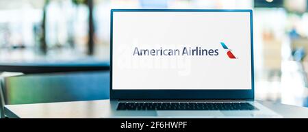POZNAN, POL - 15 MARZO 2021: Computer portatile con logo di American Airlines, Inc., una delle principali compagnie aeree americane con sede a Fort Worth, Texas, U. Foto Stock
