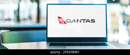 POZNAN, POL - MAR 15, 2021: Computer portatile con logo di Qantas Airways, la compagnia di bandiera australiana Foto Stock