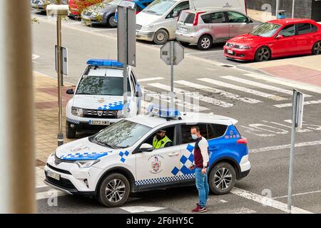 SARRRIGUREN, Navarra Spagna 1 MARZO 2021: La polizia che lavora dopo aver notato che le pietre erano state gettate sopra in Ripaunda Foto Stock