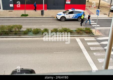 SARRRIGUREN, Navarra Spagna 1 MARZO 2021: La polizia che lavora dopo aver notato che le pietre erano state gettate sopra in Ripaunda Foto Stock