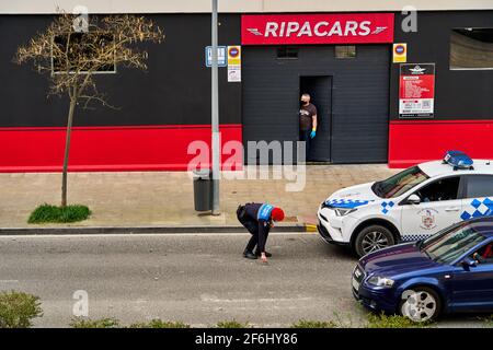 SARRRIGUREN, Navarra Spagna 1 MARZO 2021: La polizia che lavora dopo aver notato che le pietre erano state gettate sopra in Ripaunda Foto Stock