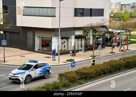 SARRRIGUREN, Navarra Spagna 1 MARZO 2021: La polizia che lavora dopo aver notato che le pietre erano state gettate sopra in Ripaunda Foto Stock