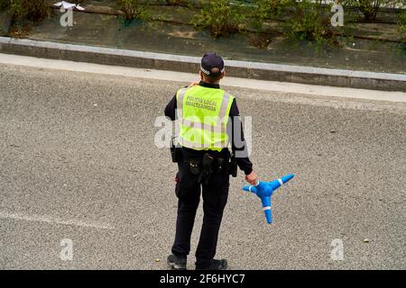 SARRRIGUREN, Navarra Spagna 1 MARZO 2021: La polizia che lavora dopo aver notato che le pietre erano state gettate sopra in Ripaunda Foto Stock