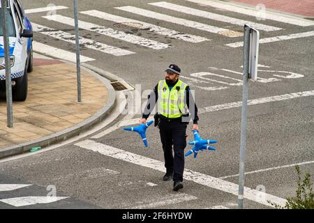 SARRRIGUREN, Navarra Spagna 1 MARZO 2021: La polizia che lavora dopo aver notato che le pietre erano state gettate sopra in Ripaunda Foto Stock