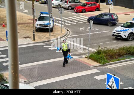 SARRRIGUREN, Navarra Spagna 1 MARZO 2021: La polizia che lavora dopo aver notato che le pietre erano state gettate sopra in Ripaunda Foto Stock